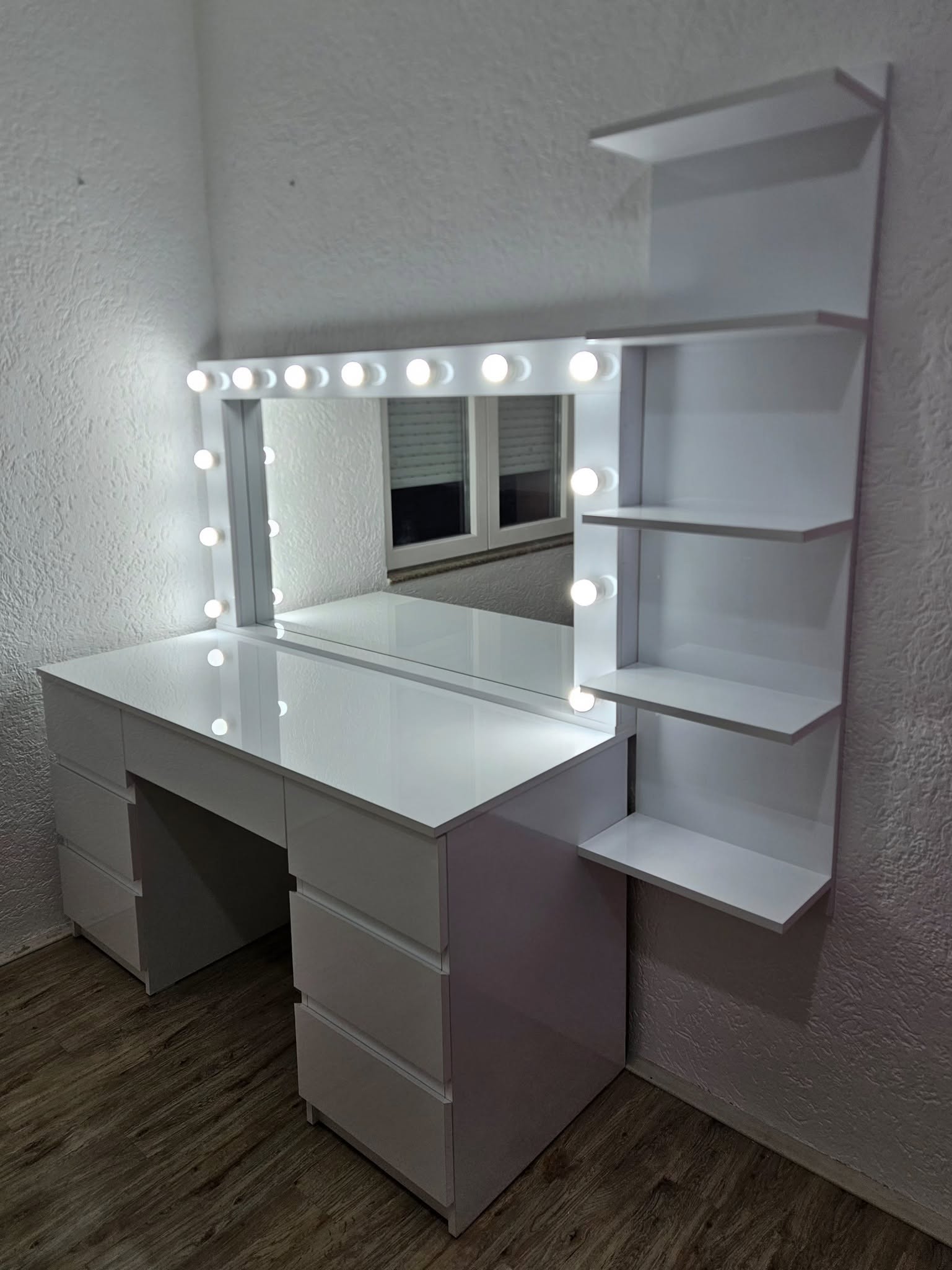 Голема vanity