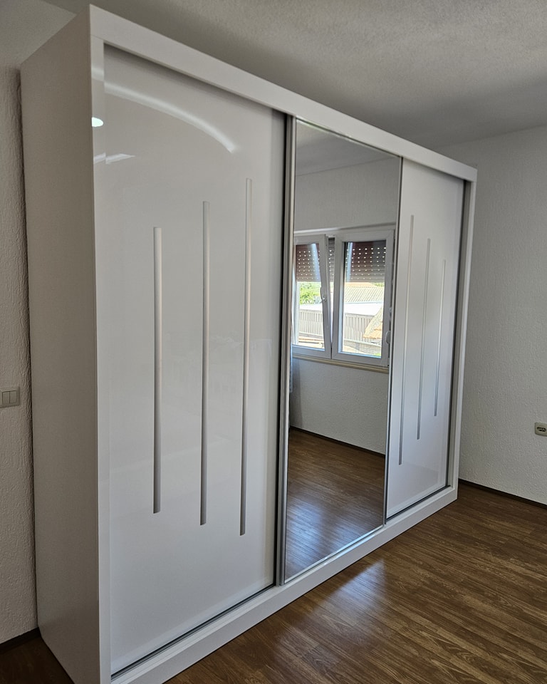 Сјаен плакар со огледало